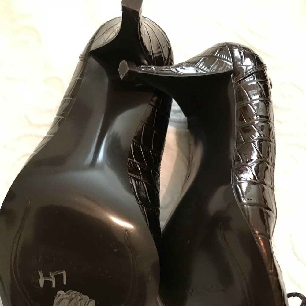 Tahari heels. Size 6 1/2. Brown - Picture 3 of 5